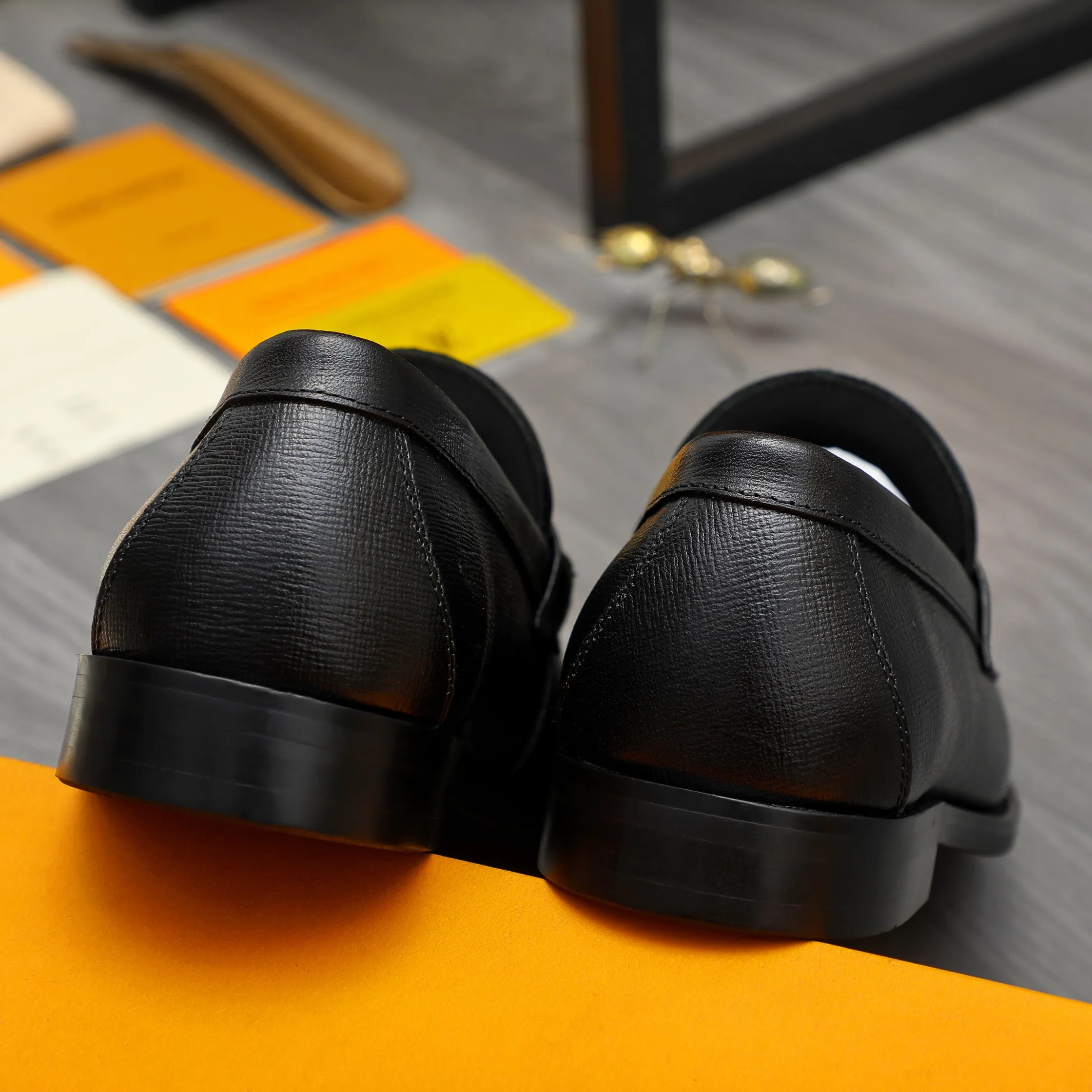 Men's shoes 💰p460 Product trademark: LV (Louis Vuitton) business slip-on leather shoes. Regular size: 38-45 (45 is custom-made and non-returnable) Product materials: Selected high-quality vertical grain cowhide upper, cowhide lining, original rubber outsole